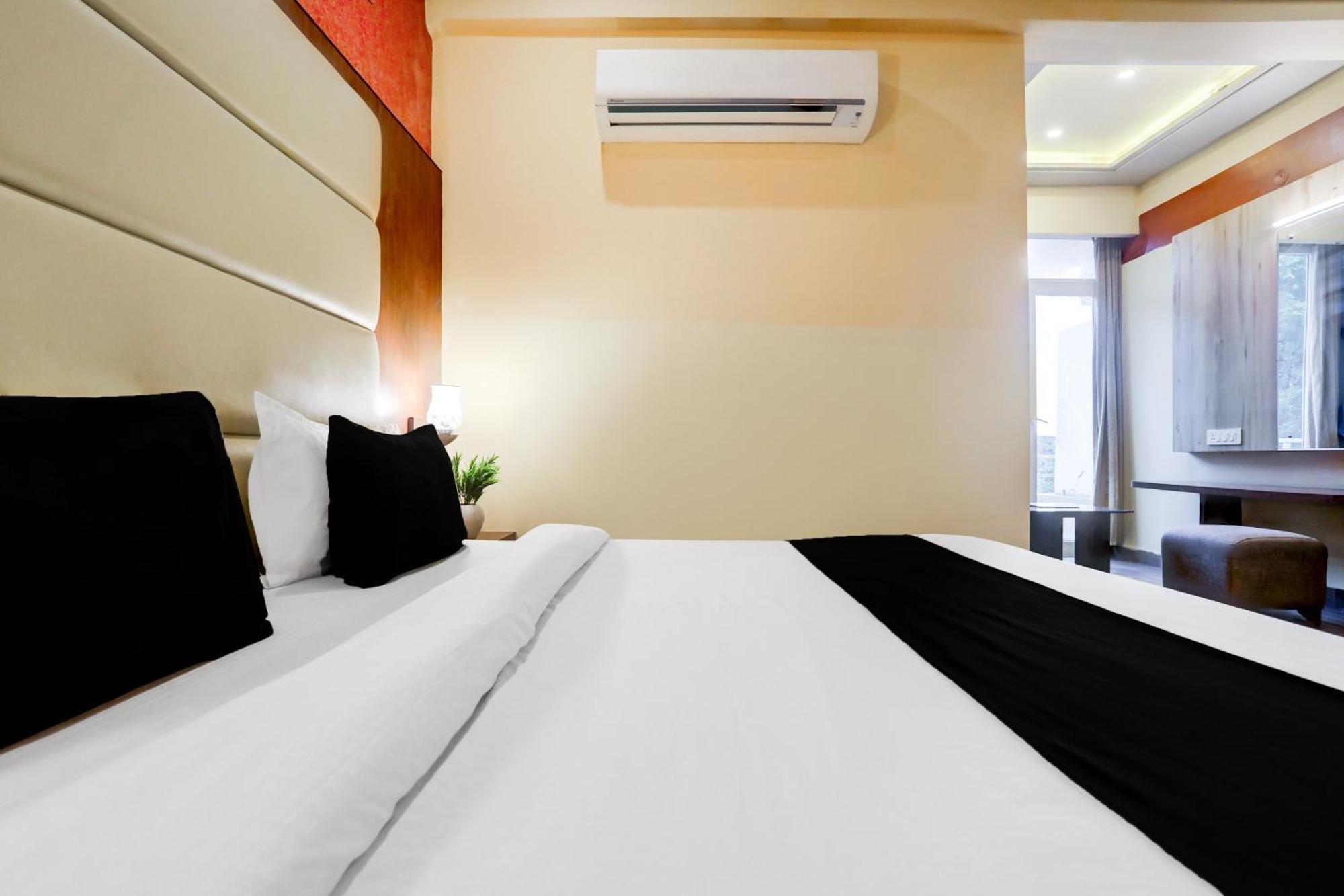 Super Townhouse Oak Pacify Hills 호텔 Rājpur 외부 사진