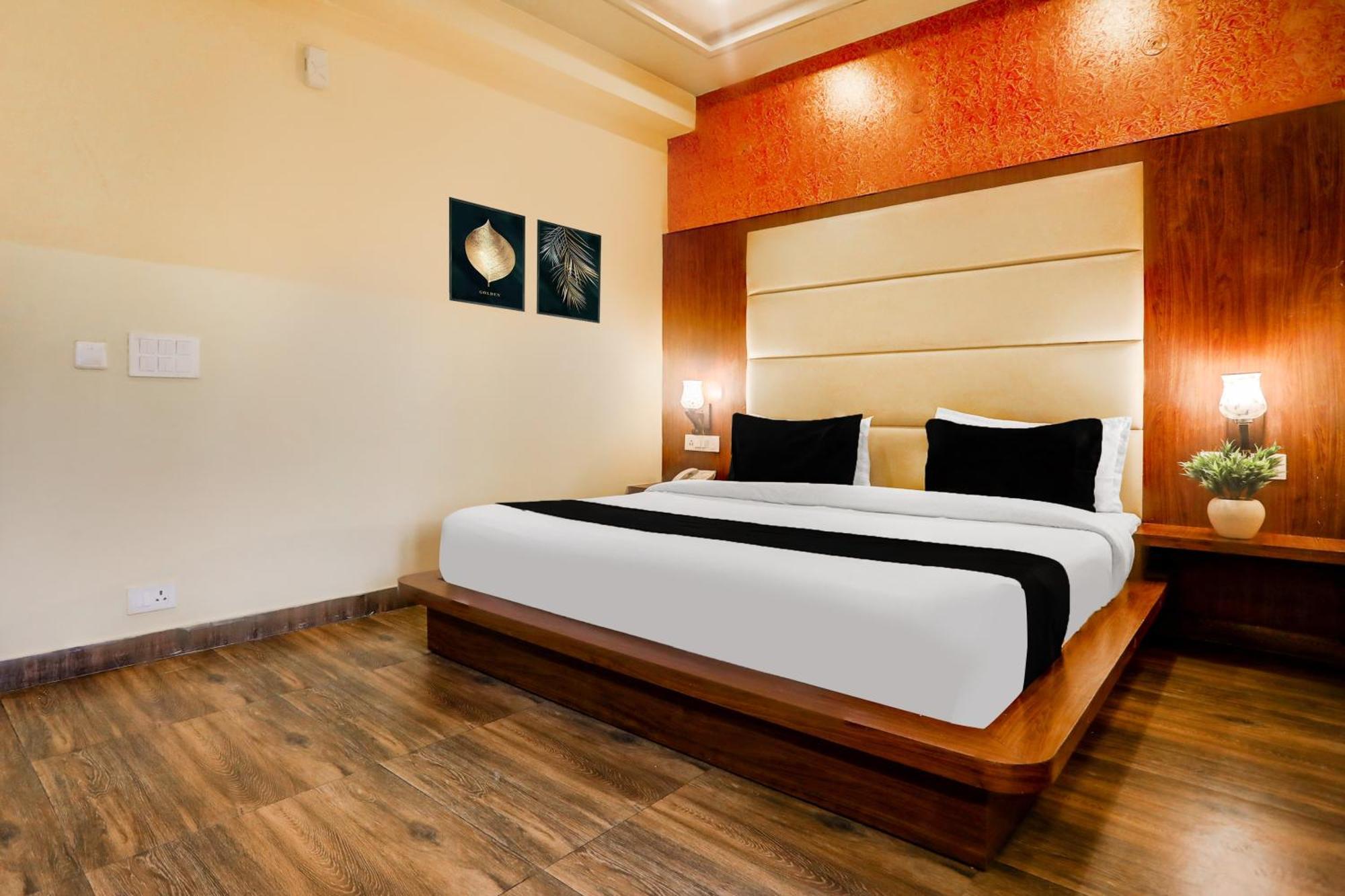 Super Townhouse Oak Pacify Hills 호텔 Rājpur 외부 사진